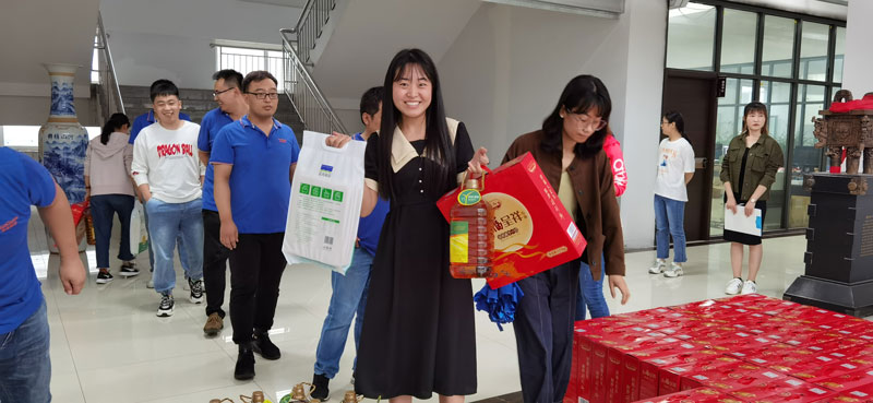 華全集團員工領(lǐng)取中秋福利