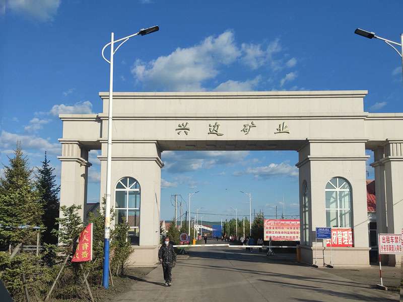 走進黑龍江某礦業公司，華全工作人員調試2400千瓦高壓并機發電機組